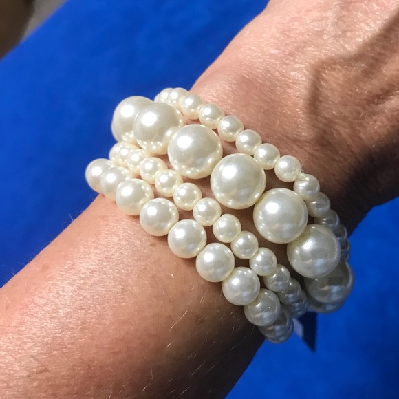 Forever 21 faux pearl bracelet - Picture 2 of 4
